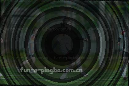 决赛圈选手紧盯比分牌 镜头推近显示实时数据